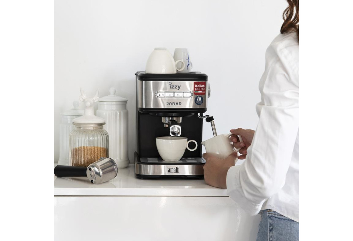 Στην εικόνα απεικονίζεται μία γυναίκα να φτιάχνει αφρόγαλα, στη μηχανή Espresso IZ-6004.